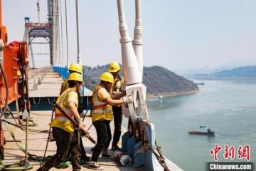 中国最大跨度公轨两用悬索桥合龙钢桁梁用钢量接近4座埃菲尔铁塔